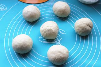 发酵好的面团排气后，平均分成6份松弛15分钟。