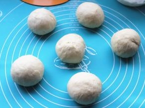 发酵好的面团排气后，平均分成6份松弛15分钟。