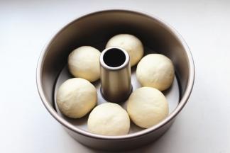 揉圆后，放入学厨8寸烟囱模。