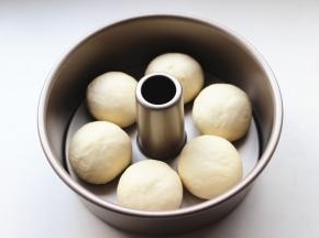 揉圆后，放入学厨8寸烟囱模。