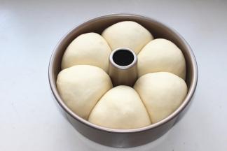 密封，在温暖的地方发酵至满模，面团饱满有弹性。