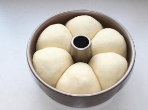 密封，在温暖的地方发酵至满模，面团饱满有弹性。