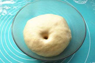 除了黄油外的面团材料，全部放入面包机内，揉15分钟后再加入室温软化的黄油，再揉15分钟，揉好的面团盖保鲜膜发酵至2倍大。