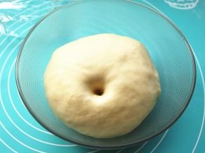 除了黄油外的面团材料，全部放入面包机内，揉15分钟后再加入室温软化的黄油，再揉15分钟，揉好的面团盖保鲜膜发酵至2倍大。