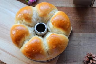 烤好的面包脱模。