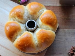 烤好的面包脱模。