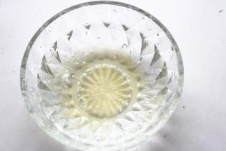 吉利丁冷水泡软。