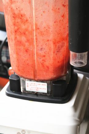 草莓放入料理机打碎。