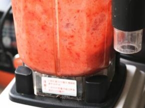 草莓放入料理机打碎。