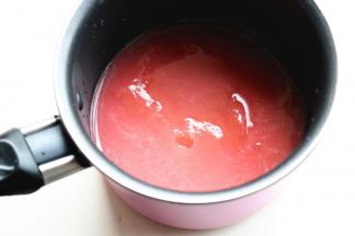 过滤出来一部分，用来做镜面和底部透明层，比较浓稠的用来做慕斯中间部分。分别加5克泡软的吉利丁，隔水溶化后晾凉待用。