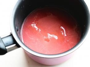 过滤出来一部分，用来做镜面和底部透明层，比较浓稠的用来做慕斯中间部分。分别加5克泡软的吉利丁，隔水溶化后晾凉待用。