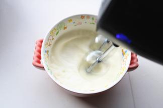 淡奶油加白糖，用电动打蛋器打发到7分法，还能流动的状态。