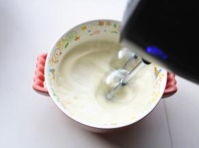 淡奶油加白糖，用电动打蛋器打发到7分法，还能流动的状态。