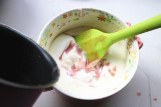 剩下的那部分草莓吉利丁溶液和打发的淡奶油混合均匀，慕斯糊就做好了。