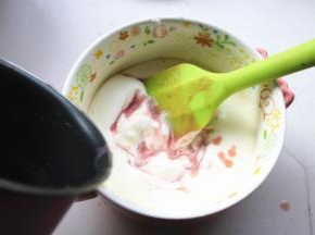 剩下的那部分草莓吉利丁溶液和打发的淡奶油混合均匀，慕斯糊就做好了。