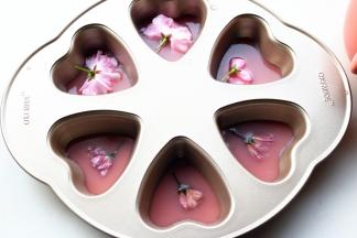 把冷藏了一会的模具取出来，可以看到镜面慕斯糊已经凝固的略微变硬了。