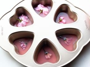 把冷藏了一会的模具取出来，可以看到镜面慕斯糊已经凝固的略微变硬了。