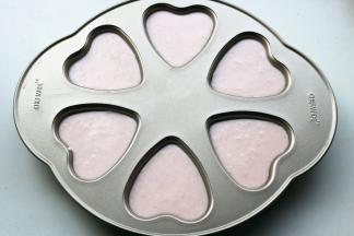 把淡奶油慕斯糊倒入模具内，此时大约8分满了。继续送入冰箱冷藏。