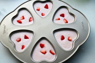 切一些草莓块放上去。