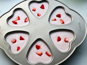 切一些草莓块放上去。