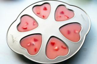 把剩余的镜面慕斯糊倒上去，继续送入冰箱，冷藏2个小时以上。