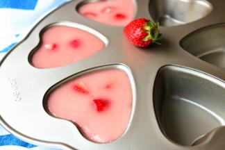 脱模时候，用吹风机吹一会底部，找一个盘子倒扣模具，就很容易脱模。樱花隐隐约约