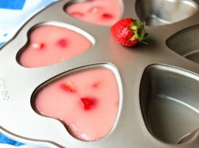 脱模时候，用吹风机吹一会底部，找一个盘子倒扣模具，就很容易脱模。樱花隐隐约约