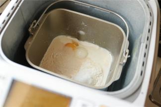 除了黄油之外的披萨面团材料，放入面包机。