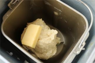 看到光滑的面团，放入室温软化的黄油，继续运行到程序结束。