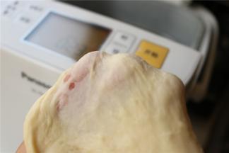 也能拉出膜来，虽然不够坚韧，但是做披萨完全够了。