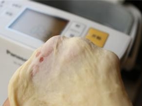 也能拉出膜来，虽然不够坚韧，但是做披萨完全够了。