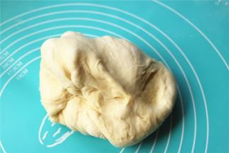 发酵好的面团，排出其中的大气泡，静置一小会。