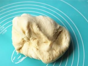 发酵好的面团，排出其中的大气泡，静置一小会。