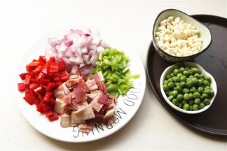 静置面团时候处理一下蔬菜。豌豆粒和玉米粒洗净沥干水分，其余食材都切小片。