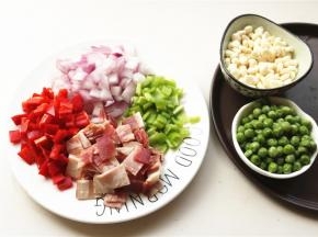 静置面团时候处理一下蔬菜。豌豆粒和玉米粒洗净沥干水分，其余食材都切小片。