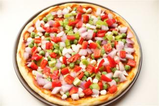 撒上蔬菜，剩余一些等最后铺上面。