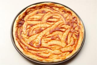 抹上披萨酱或者别的适合的酱汁，我用的番茄酱和牛排酱1:1混合，味道也很好。