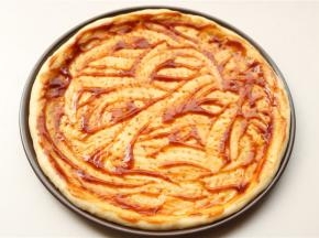 抹上披萨酱或者别的适合的酱汁，我用的番茄酱和牛排酱1:1混合，味道也很好。