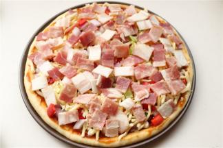 铺一些奶酪丝，再铺上所有培根。