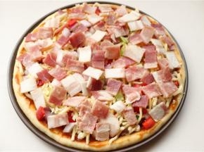 铺一些奶酪丝，再铺上所有培根。