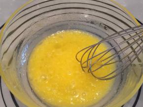 拌至糖化，蛋液微微发白