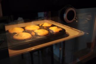 静置时预热烤箱，180度上下火中层17分钟