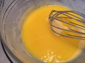 黄油加入蛋糊内，拌匀