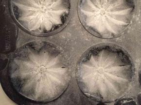 均匀地洒上面粉后倒掉多余的面粉（防沾）