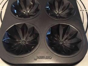 先将模具洗净擦干，均匀地涂抹上黄油