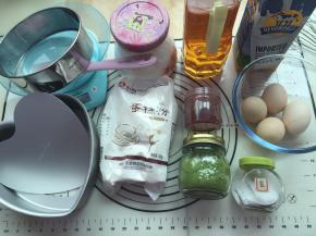 先把所需要用到的材料和工具都准备好，我用到的模具是法焙客的8寸活底阳极心形蛋糕模具