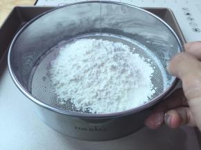 做蛋糕前先把面粉过筛备用