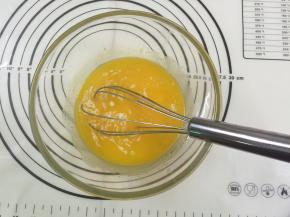 加入牛奶，每当加入一种原料后都要混合搅拌均匀