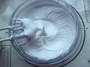 从冰箱中取出蛋白，加几滴白醋或柠檬汁打至鱼泡眼加入第一次的细砂糖

继续打发至能看到有浅浅的纹路，这时加等二次的糖 

高速打发至蛋白变得泡沫细腻，打至蛋白霜拉起的尖角轻轻下弯就说明发好了，（如图）