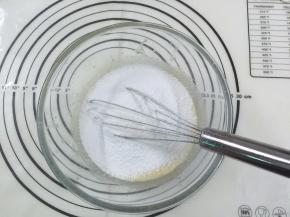 加入面粉混合至看不见干粉